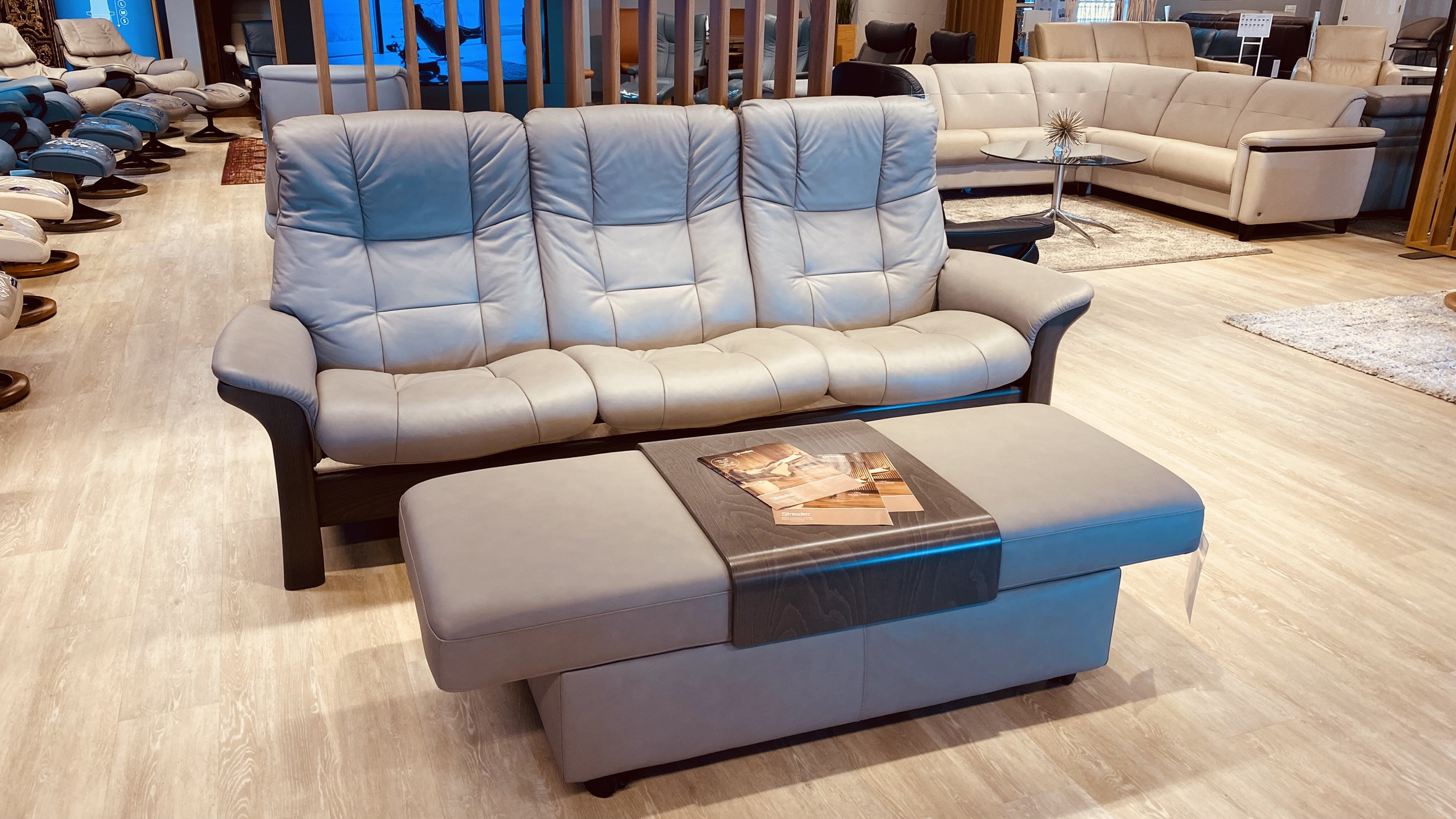 Stressless Buckingham 3 seat high back w/ Storage Ottoman with table